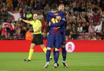 Deulofeu celebra el 1-0 con Messi.