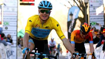 Jakob Fuglsang celebra su triunfo por delante de Pello Bilbao.