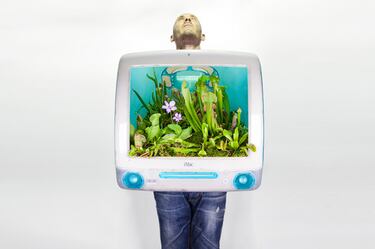 Artista siembra plantas en viejas MacBooks .