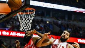 James Harden, mejor jugador de diciembre en el Oeste, y Mirotic, novato en el Este, esta madrugada en el United Center de Chicago.