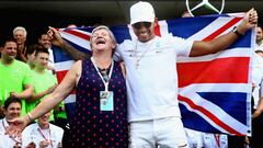 Lewis Hamilton celebra el título con su madre, Carmen Larbalestier.