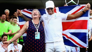 Lewis Hamilton celebra el título con su madre, Carmen Larbalestier.