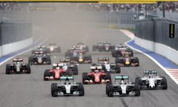 KOCH07. Sochi (Russian Federation), 11/10/2015.- German Formula One driver Nico Rosberg (L, front) and British Formula One driver Lewis Hamilton (R, front) of Mercedes AMG GP in action during the start of the 2015 Formula One Grand Prix of Russia at the Sochi Autodrom circuit, in Sochi, Russia, 11 October 2015. (Rusia) EFE/EPA/YURI KOCHETKOV