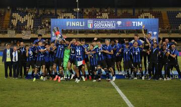 El equipo masculino Sub-16 de la Atalanta celebrando el título de liga tras vencer en la final 3-2 al Milan