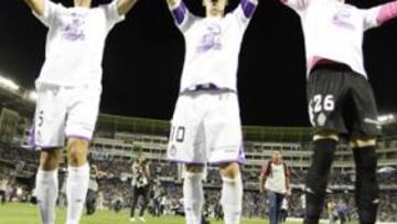 <b>FIESTA EN ZORRILLA. </b>Los jugadores del Valladolid celebraron el sufrido ascenso ante su afición y mantearon a Djukic ante la desolación de un rival abatido.