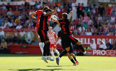 Con el 0-2 en el marcador y cuando Abel Ruiz ya se disponía a lanzar el penalti que podía suponer el 1-2, justo antes del descanso, el VAR llamó al colegiado Muñiz Ruiz para finalmente anular la pena máxima. El balón impacta claramente en el brazo desplegado de Iñigo Martínez, pero el balón viene rebotado de su compañero Balde.