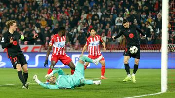Belgrade (Serbia), 06/11/2024.- Robert Lewandowski (R) of Barcelona scoring his team's third goal during the UEFA Champions League league phase match between FC Crvena zvezda and FC Barcelona, in Belgrade, Serbia, 06 November 2024. (Liga de Campeones, Belgrado) EFE/EPA/ANDREJ CUKIC