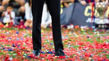 Luis Enrique saluda a la afición del Barça.