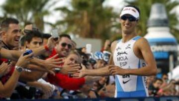El triatleta mallorquín Mario Mola a su llegada a la meta.