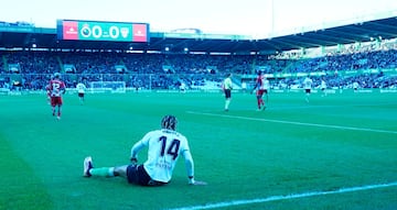 Mboula, del Racing, mira desde el césped el marcador de El sardinero en el partido frente al Lugo.