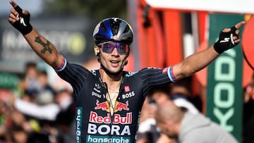 Primoz Roglic celebra su victoria en el Alto de Moncalvillo.