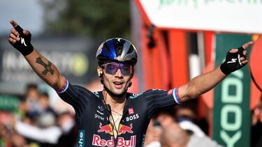 Primoz Roglic celebra un triunfo de etapa en La Vuelta.