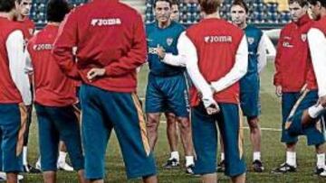 <b>ÚLTIMOS DETALLES. </b>Jiménez da instrucciones al plantel sevillista durante el entrenamiento de ayer en Salzburgo.