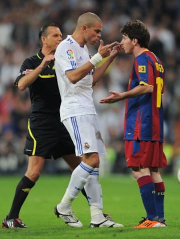 Partido de Liga entre el Real Madrid y el Barcelona el 16 de abril de 2011. Pepe recrimina un feo gesto de Messi tras lanzar el balón a los aficionados.