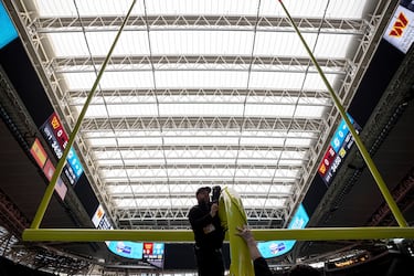 Workers adapt the Bernabéu for the NFL game between the Miami Dolphins and the Washington Commanders.