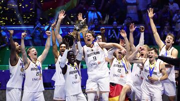 Alemania levanta el trofeo de campeón del mundo tras superar a Serbia en el Mall of Asia Arena de Manila.