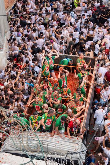 Unos 150.000 kilos de tomates preparados por la empresa Frutas y Verduras Massanassa llegaron repartidos en seis camiones.