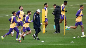 MADRID, 02/01/2024.- El entrenador del Real Madrid, Carlo Ancelotti (c), dirige un entrenamiento del equipo este martes en Valdebebas en la víspera del partido de LaLiga contra el Mallorca. EFE/ Zipi
