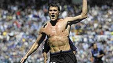 <B>CAMBIAR DE AIRES</B>. Vieri está dispuesto a cambiar de aires si es para jugar con su amigo Zidane en el Madrid.