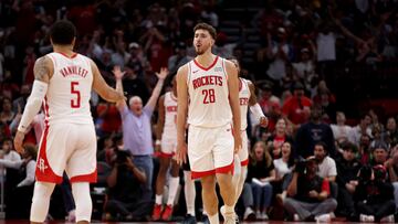 El jugador de los Rockets, que salió en silla de ruedas en el partido ante los Kings, evita males mayores tras una caída muy fea y un susto tremendo.