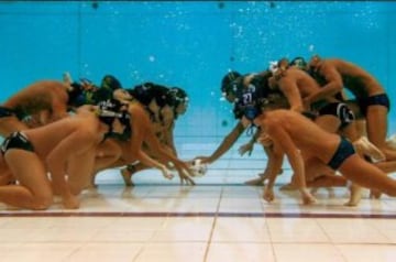 Su relación con el rugby tradicional es casi nula. Es un deporte de reciente data y sus orígenes son de hace 40 años cuando un entrenador de buceo alemán tuvo esta brillante idea para hacer las sesiones de entrenamiento físico más divertidas. Se juega en 