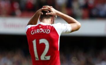 Olivier Giroud se toma la cabeza en señal de impotencia tras la derrota de Arsenal.