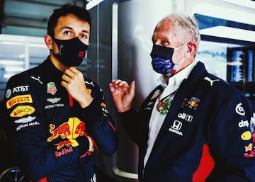 Alexander Albon dialogando con Helmut Marko, asesor de la escudería Red Bull Racing. 