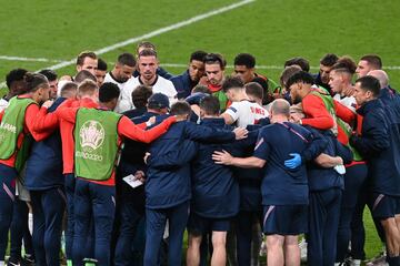 Gareth Southgate dando instrucciones a sus jugdores momentos antes de comenzar al prórroga.