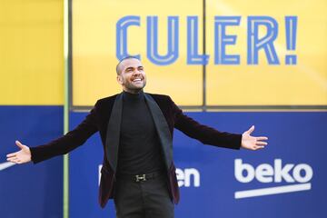 El lateral derecho brasileño Dani Alves vuelve a la que fue su casa y ha sido presentado de nuevo en el Camp Nou.  El brasileño se mostró exultante durante su acto.