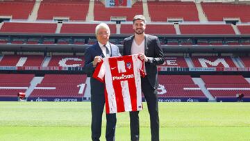 Enrique Cerezo entrega a Rodrigo de Paul la camiseta del Atlético