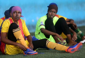 A pesar de las presiones sociales y el miedo, estas jovenes de Mogadishu acuden a los entrenamientos tratando de convertirse en las primeras profesionales del fútbol femenino somalíes.