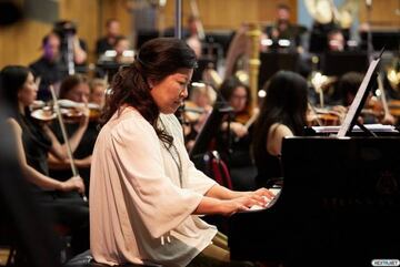 Yoko Shimomura durante el concierto con la Orquesta Filarmónica de Londres (2016)