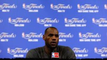 LeBron James, durante la rueda de prensa en el American Airlines Arena.