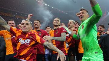 Istanbul (Turkey), 04/06/2023.- Players of Galatasaray celebrate winning the Turkish Super League soccer derby match between Galatasary and Fenerbahce in Istanbul, Turkey, 04 June 2023. (Turquía, Estanbul) EFE/EPA/STRINGER