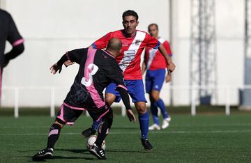 Hoy 1 de noviembre los veteranos del Torrejón y del Rayo Vallecano han goleado a la ELA en un partido solidario disputado en el Campo Municipal Las Veredillas.