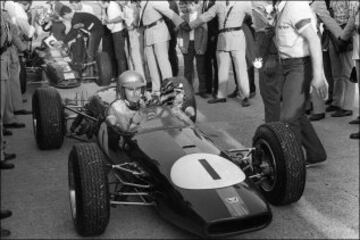 Jack Brabham fue un piloto australiano. Campeón de pilotos de Fórmula 1 en 1959, 1960 y 1966, subcampeón en 1967 y quinto en 1970, logrando un total de 14 victorias, 31 podios y 13 pole positions.  Fundó el equipo Brabham y el fabricante de automóviles de carreras Motor Racing Developments junto a Ron Tauranac. El piloto corrió en la Fórmula 1 para su propio equipo a partir de 1962 hasta su retiro de en 1970