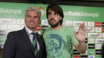 Be&ntilde;at, junto a Miguel Guill&eacute;n, durante su despedida como jugador del Betis.