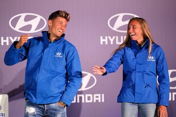 Ocho jugadores, cuatro del primer equipo masculino y cuatro del primer equipo femenino, junto a Simeone y Óscar Fernández, entrenadores de ambos equipos, estuvieron presentes en el acto de entrega de coches por parte del patrocinador Hyundai.