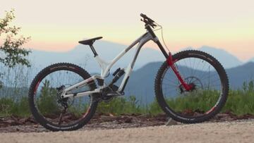 La nueva bici de MTB mixta Supreme DH 27/29 de Commencal ante una puesta de sol.