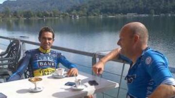 <b>DE CHARLA. </b>Contador y Riis toman café durante el día de ayer.