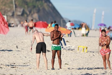 Vinicius disfruta de sus vacaciones en las playas de Río