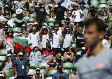 Aficionados búlgaros en el Melbourne Park animan a su compatriota Grigor Dimitrov.