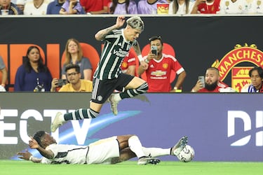 Tchouaméni le roba un balón a  Garnacho.