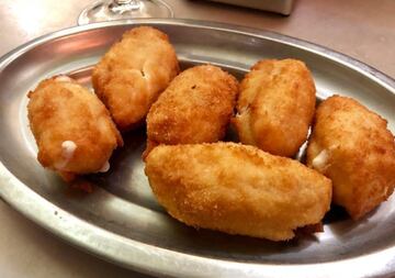 Otra tapa para saborear y para recrearse con la textura de la bechamel. Las de El Quitno Vino son una instituci¨®n, como tambi¨¦n las de Melo's Bar.