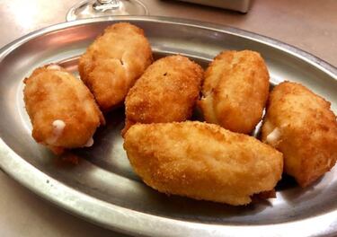 Otra tapa para saborear y para recrearse con la textura de la bechamel. Las de El Quitno Vino son una institución, como también las de Melo's Bar.