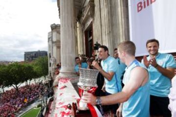 Los jugadores del Athletic celebrando el triunfo en la Supercopa desde el balcón del ayuntamiento.