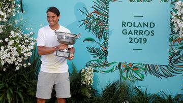 Rafa Nadal posa con su trofeo de Roland Garros.