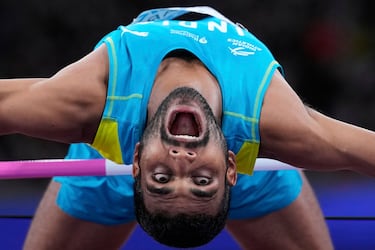 El indio Sarvesh Anil Kushare participa en la final de salto de altura masculino en el Campeonato Mundial de Atletismo en Tokio. 