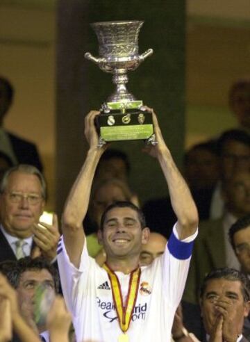 Año del centenario madridista, ganaron la Supercopa de España al Real Zaragoza. Fernando Hierro, como capitán, levante el trofeo.