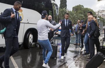 El susto de un aficionado a Cristiano en Nicosia en imágenes